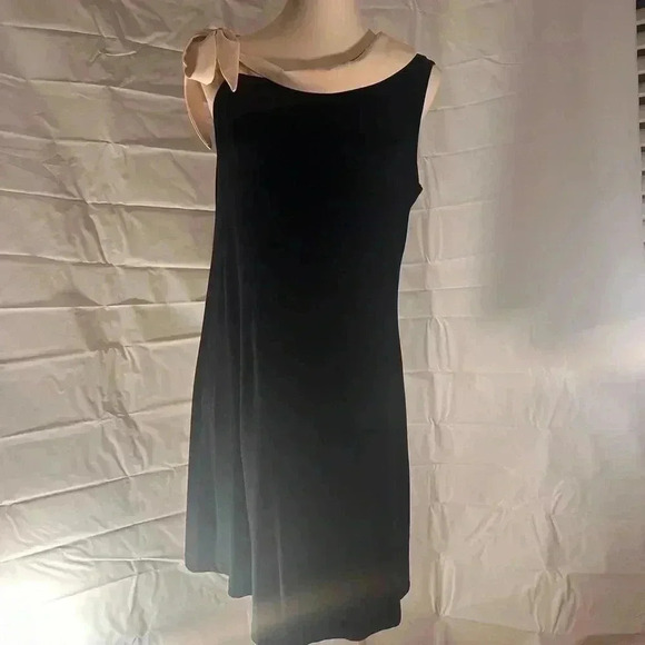 NWT Chic Black Dress with Bow Detail - Picture 7 of 9